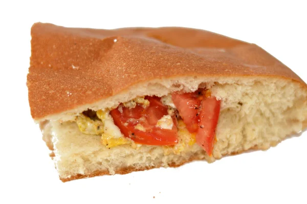 土耳其皮塔式面包中的煎蛋和西红柿片 柔软可口的土耳其扁豆面包 盐和酵母配料 西红柿鸡蛋三明治 — 图库照片