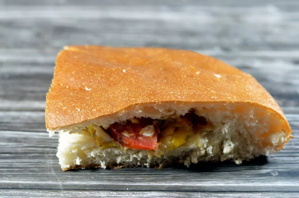Jaja Smażone Plasterkami Kawałkami Pomidorów Tureckim Chlebie Pitta Turecki Chleb — Zdjęcie stockowe