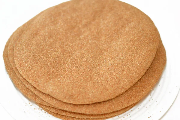 布朗烤豆面包扁平面包 主要用麸皮制成 面包面包面包用于三明治和食品 在埃及很流行 褐色圆形和圆形烤麸皮面包 选择性焦距 — 图库照片