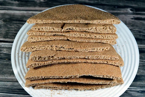 主にブラン製のブラウン焼きピッタパンフラットブレッド サンドイッチや食事の横に使用されるブランパン エジプトで人気のある 茶色の円形と丸焼きブランパン 選択的フォーカス — ストック写真