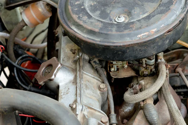 Eski Bir Otomobilin Bakımı Buji Radyatör Dağıtımcı Motor Hava Filtresi — Stok fotoğraf