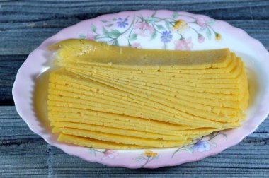 Mısır Rumi peyniri dilimleri, Gebna romiya veya gebna turkiya, Roumi, Romi ayrıca Romy, orta doğu parmesan sert peyniri, keskin bir kokusu ve farklı derecede tuzlu bir kokusu vardır.