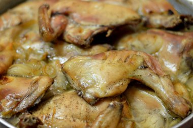 Tavuk butları, bacaklar ve göğüsler fırında patates dilimleri, biber soslu soğan, fırında pişirilmiş ghee ve baharat, patates dilimleri ve soğan dilimlenmiş Mısır Arap tavuk mutfağı.