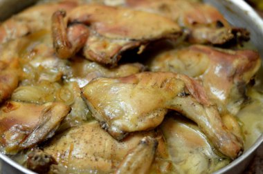 Tavuk butları, bacaklar ve göğüsler fırında patates dilimleri, biber soslu soğan, fırında pişirilmiş ghee ve baharat, patates dilimleri ve soğan dilimlenmiş Mısır Arap tavuk mutfağı.