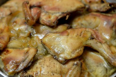 Tavuk butları, bacaklar ve göğüsler fırında patates dilimleri, biber soslu soğan, fırında pişirilmiş ghee ve baharat, patates dilimleri ve soğan dilimlenmiş Mısır Arap tavuk mutfağı.