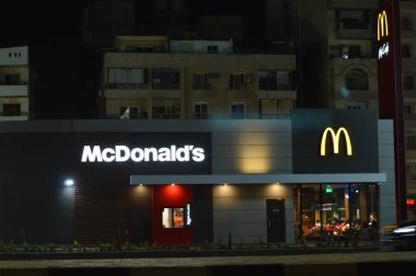 Kahire, Mısır, 10 Haziran 2023: McDonald 's fast food restoranı, McDonald' s Corporation Macdonald 's adlı çok uluslu bir şirket.