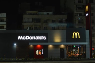 Kahire, Mısır, 10 Haziran 2023: McDonald 's fast food restoranı, McDonald' s Corporation Macdonald 's adlı çok uluslu bir şirket.