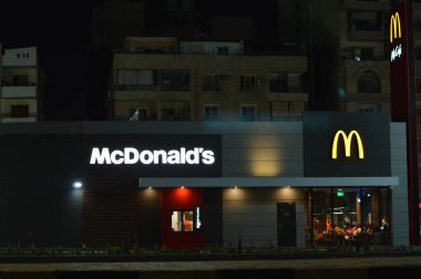 Kahire, Mısır, 10 Haziran 2023: McDonald 's fast food restoranı, McDonald' s Corporation Macdonald 's adlı çok uluslu bir şirket.