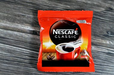 Kahire, Mısır, 10 Haziran 2023: Nescafe Classic sachet, Nescafe, Nestl tarafından üretilen bir kahve türüdür.