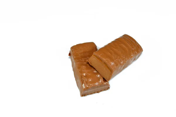 Bar Caramelo Chocolate Uma Deliciosa Fusão Amendoins Crocantes Caramelo Doce — Fotografia de Stock