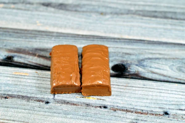 Čokoládová Karamelová Tyčinka Lahodná Směs Křupavých Arašídů Sladkého Karamelu Krémového — Stock fotografie