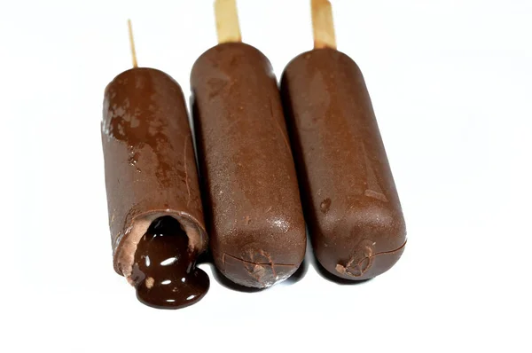 Παγωτό Σοκολάτα Επικάλυψη Και Καλύπτονται Ένα Στρώμα Της Μαύρης Σοκολάτας — Φωτογραφία Αρχείου