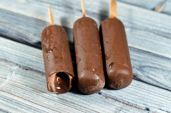 Vara Sorvete Chocolate Revestida Coberta Com Uma Camada Chocolate Escuro — Fotografia de Stock