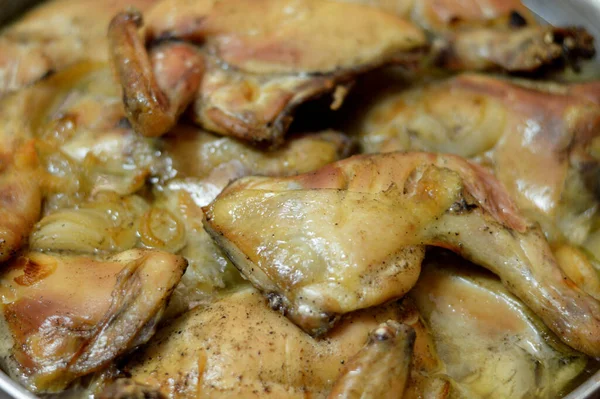 Paha Ayam Kaki Dan Payudara Dalam Baking Tray Dengan Irisan — Stok Foto