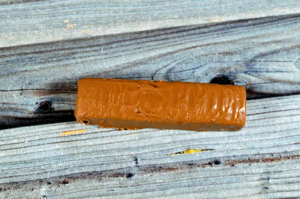 Čokoládová Karamelová Tyčinka Lahodná Směs Křupavých Arašídů Sladkého Karamelu Krémového — Stock fotografie