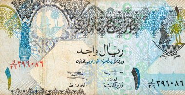 Katar Riyal nakit para birimi Katar banknotunun 1 Katarlı Riyal tarafının büyük bir parçası Ornated sütun, kemerler, yelkenli, palmiye ağaçları, çapraz kılıçlar, antika eski Katar faturası