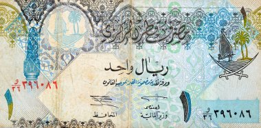 Katar Riyal nakit para birimi Katar banknotunun 1 Katarlı Riyal tarafının büyük bir parçası Ornated sütun, kemerler, yelkenli, palmiye ağaçları, çapraz kılıçlar, antika eski Katar faturası