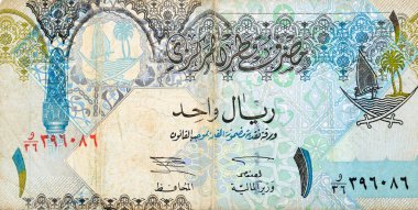 Katar Riyal nakit para birimi Katar banknotunun 1 Katarlı Riyal tarafının büyük bir parçası Ornated sütun, kemerler, yelkenli, palmiye ağaçları, çapraz kılıçlar, antika eski Katar faturası