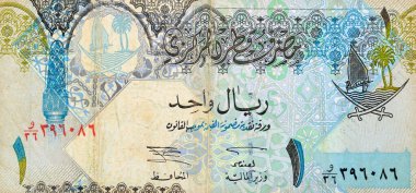 Katar Riyal nakit para birimi Katar banknotunun 1 Katarlı Riyal tarafının büyük bir parçası Ornated sütun, kemerler, yelkenli, palmiye ağaçları, çapraz kılıçlar, antika eski Katar faturası