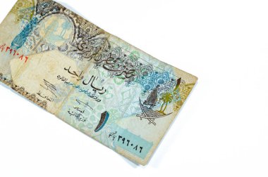 Katar Riyal nakit para biriminin 1 Katar banknotunun gözlemci yüzü Sütun, kemerler, yelkenli, palmiye ağaçları, çapraz kılıçlar, antika eski Katar faturası, seçici odak noktası