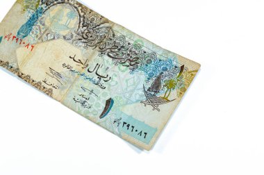 Katar Riyal nakit para biriminin 1 Katar banknotunun gözlemci yüzü Sütun, kemerler, yelkenli, palmiye ağaçları, çapraz kılıçlar, antika eski Katar faturası, seçici odak noktası