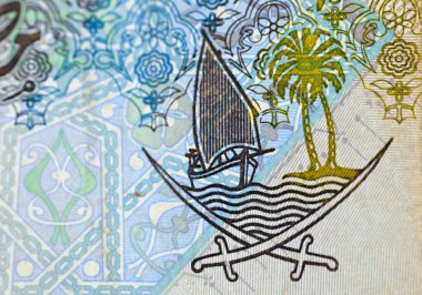 Katar Riyal nakit para birimi Katar banknotunun ters tarafından ayrıntılar Sütun, kemerler, yelkenli, palmiye ağaçları, çapraz kılıçlar, eski Katar eski antika banknotları