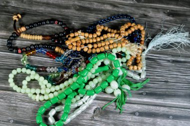 Dua boncukları, duaların tekrarlarını saymak için kullanılan boncuklar, Tasbih Zekr İslam dualarını saymak için kullanılan bir cihaz olan Misbaha 'nın 99 boncuğu ve 33 boncuğu vardır.