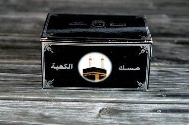 Kahire, Mısır, 12 Haziran 2023: Musk Al Kabe, adını İslam 'ın en kutsal mekanının merkezinden alan Kabe, Musk veya Mesk' in zarif çiçeklerini derinden kokulu bir şekilde harmanlıyor. Konsantre yağ