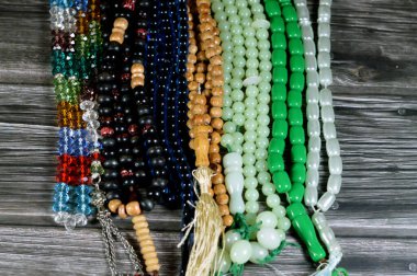 Dua boncukları, duaların tekrarlarını saymak için kullanılan boncuklar, Tasbih Zekr İslam dualarını saymak için kullanılan bir cihaz olan Misbaha 'nın 99 boncuğu ve 33 boncuğu vardır.