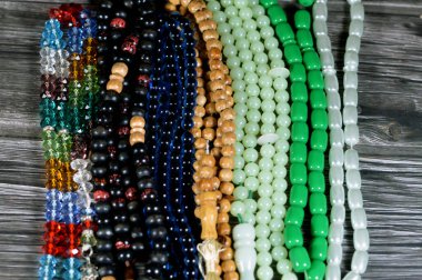 Dua boncukları, duaların tekrarlarını saymak için kullanılan boncuklar, Tasbih Zekr İslam dualarını saymak için kullanılan bir cihaz olan Misbaha 'nın 99 boncuğu ve 33 boncuğu vardır.