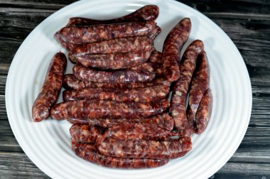 Orta Doğu çiğ et sosisi, Mısır sosisi. Orta Doğu 'da tüketilen kuru, baharatlı bir sosis ya da kuzu eti. Farklı doğu mutfağında pişirilmeye hazır pişmemiş et.