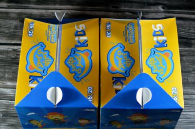 Kahire, Mısır, 15 Haziran 2023: Sayed Hanafy Koshary Koshari, pilav, makarna, spagetti ve mercimek karışımı baharatlı domates sosu, sarımsak sirkesi, kızarmış soğan, humus nohutu