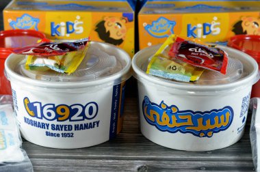 Kahire, Mısır, 15 Haziran 2023: Sayed Hanafy Koshary Koshari, pilav, makarna, spagetti ve mercimek karışımı baharatlı domates sosu, sarımsak sirkesi, kızarmış soğan, humus nohutu