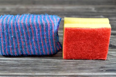 Mutfak gereçleri temizleme yastığı ve selüloz ve temizlik aletleri, bulaşıklar, yemek takımları, banyo yüzeyleri, günlük dökülmeler, temizlik ve sterilizasyon için tezgah kapları için aşındırıcı iki taraflı sünger.