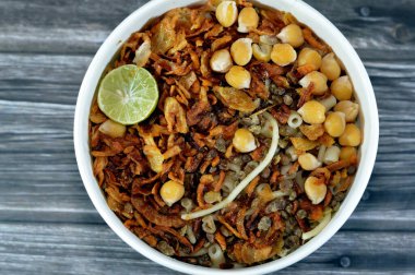 Mısır 'ın Koshary mutfağı, pilav, makarna, makarna ve mercimek ile karıştırılmış baharatlı domates sosu, sarımsak sirkesi, kızarmış soğan ve humus nohutundan oluşan popüler bir sokak yemeği.