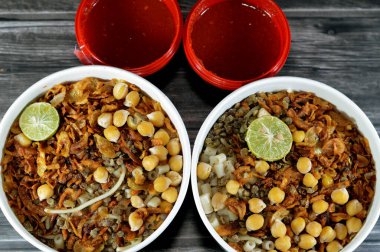 Mısır 'ın Koshary mutfağı, pilav, makarna, makarna ve mercimek ile karıştırılmış baharatlı domates sosu, sarımsak sirkesi, kızarmış soğan ve humus nohutundan oluşan popüler bir sokak yemeği.