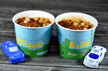 Kahire, Mısır, 15 Haziran 2023: Sayed Hanafy Koshary Koshari, pilav, makarna, spagetti ve mercimek karışımı baharatlı domates sosu, sarımsak sirkesi, kızarmış soğan, humus nohutu