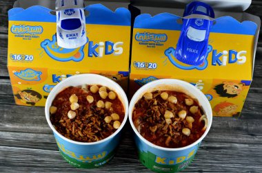 Kahire, Mısır, 15 Haziran 2023: Sayed Hanafy Koshary Koshari, pilav, makarna, spagetti ve mercimek karışımı baharatlı domates sosu, sarımsak sirkesi, kızarmış soğan, humus nohutu