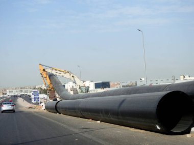 Kahire, Mısır, 31 Mayıs 2023: Mısır 'daki büyük su borularını yerleştirme hazırlıkları, hijyen boruları, altyapı ve gayrimenkul geliştirme projeleri, su hatları