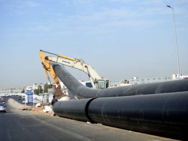 Kahire, Mısır, 31 Mayıs 2023: Mısır 'daki büyük su borularını yerleştirme hazırlıkları, hijyen boruları, altyapı ve gayrimenkul geliştirme projeleri, su hatları