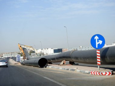 Kahire, Mısır, 31 Mayıs 2023: Mısır 'daki büyük su borularını yerleştirme hazırlıkları, hijyen boruları, altyapı ve gayrimenkul geliştirme projeleri, su hatları