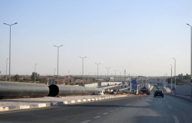 Kahire, Mısır, 22 Mayıs 2023: Mısır 'daki büyük su borularını yerleştirme hazırlıkları, sıhhi tesisat boruları, altyapı ve gayrimenkul geliştirme projeleri, su hatları