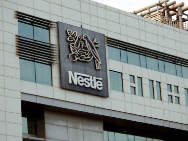 Kahire, Mısır, 4 Haziran 2023: Nestle S.A. Nestle, İsviçre merkezli çok uluslu gıda ve içecek işleme şirketi Vevey, Vaud, İsviçre, dünyanın en büyük gıda şirketi.