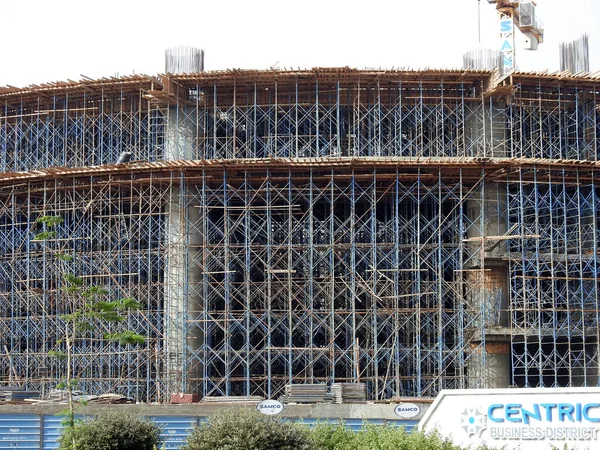 2023年6月3日 埃及开罗 Samco公司在埃及的一个建筑工地 安装了起重机塔和脚手架 用于开罗新城的钢柱建筑 — 图库照片