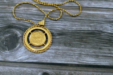 Hükümdar, nominal değeri bir sterlin, bir külçe para olan bir İngiliz altın sikkesidir ve bazen George ve Ejderha 'nın dizaynı ile mücevhere monte edilir.