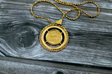 Hükümdar, nominal değeri bir sterlin, bir külçe para olan bir İngiliz altın sikkesidir ve bazen George ve Ejderha 'nın dizaynı ile mücevhere monte edilir.