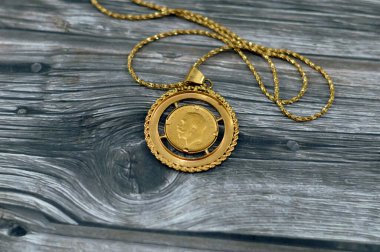 Hükümdar, nominal değeri bir sterlin, bir külçe para olan bir İngiliz altın sikkesidir ve bazen George ve Ejderha 'nın dizaynı ile mücevhere monte edilir.