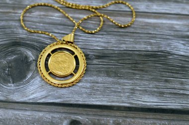 Hükümdar, nominal değeri bir sterlin, bir külçe para olan bir İngiliz altın sikkesidir ve bazen George ve Ejderha 'nın dizaynı ile mücevhere monte edilir.