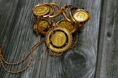 Hükümdar, nominal değeri bir sterlin, bir külçe para olan bir İngiliz altın sikkesidir ve bazen George ve Ejderha 'nın dizaynı ile mücevhere monte edilir.