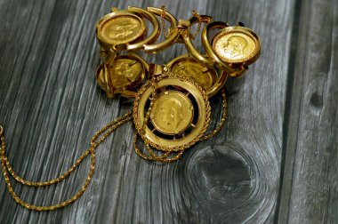 Hükümdar, nominal değeri bir sterlin, bir külçe para olan bir İngiliz altın sikkesidir ve bazen George ve Ejderha 'nın dizaynı ile mücevhere monte edilir.